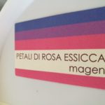 petali di rosa essiccati