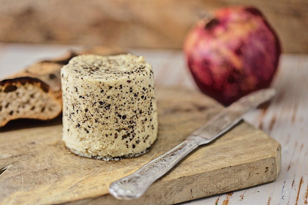 formaggella di scarti di latte di anacardi