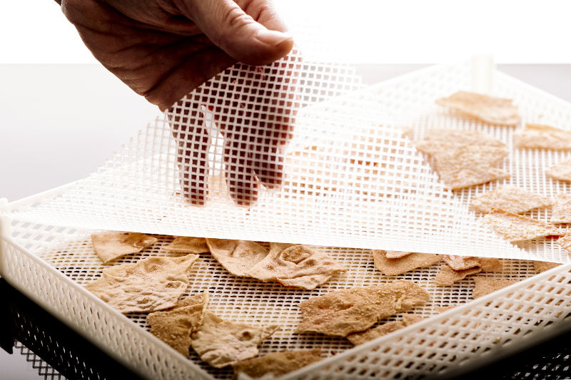 Pane carasau steso tra le retine nel cassetto di Biosec