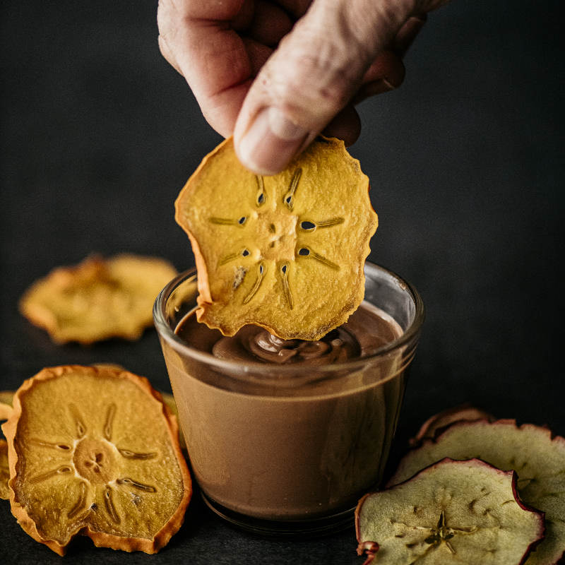 Fetta di caco da ointingere nel cioccolato temperato con l'essiccatore
