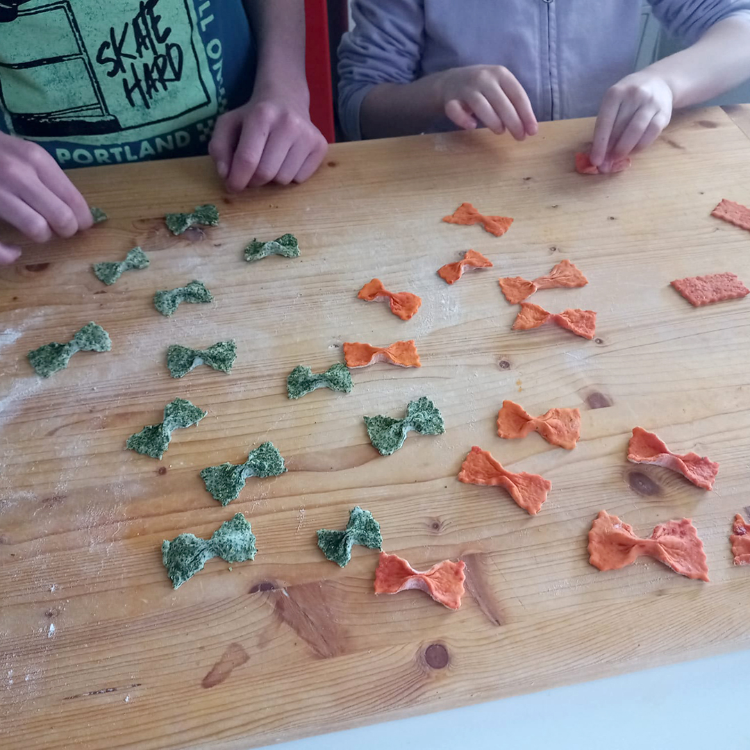 Farfalle di pasta in lavorazione