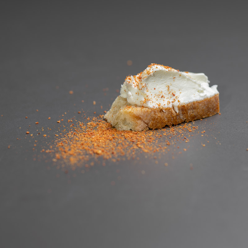 Formaggio spalmabile con polvere di pomodoro