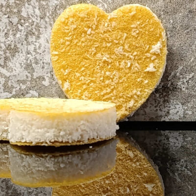 Biscotto di San Valentino di fruit leather all'ananas e cocco