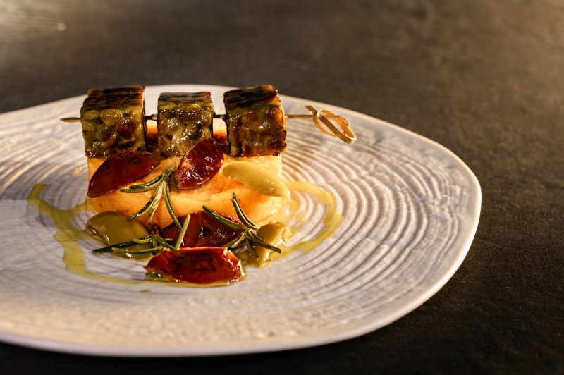 Spiedino di tempeh di piselli alla cacciatora su purè di patata dolce