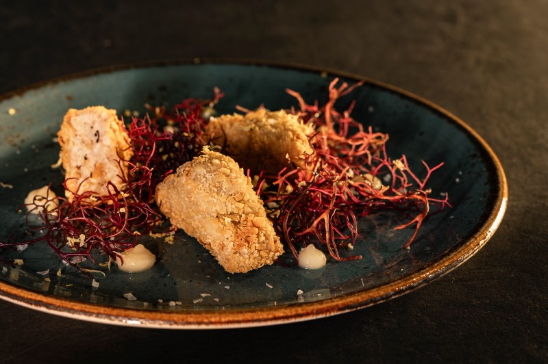 Tempeh di fagioli zolfini panato e fritto con alga Aka Nori, gel di limoni fermentati e Lapsang Souchong