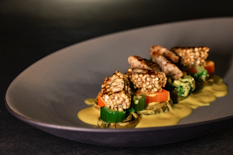 Spezzatino di tempeh di grano saraceno con latte di cocco alla curcuma e verdure croccanti